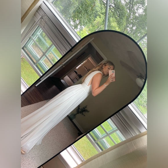 Beautiful white dress *only worn once!* - Picture 4 of 5